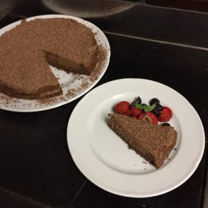 schokotorte und früchte